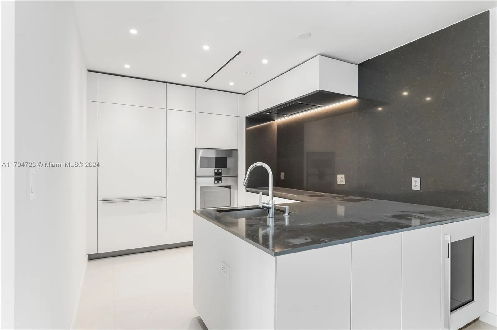 300 Biscayne Blvd Way # 5209, Miami, FL 33131 photo 5