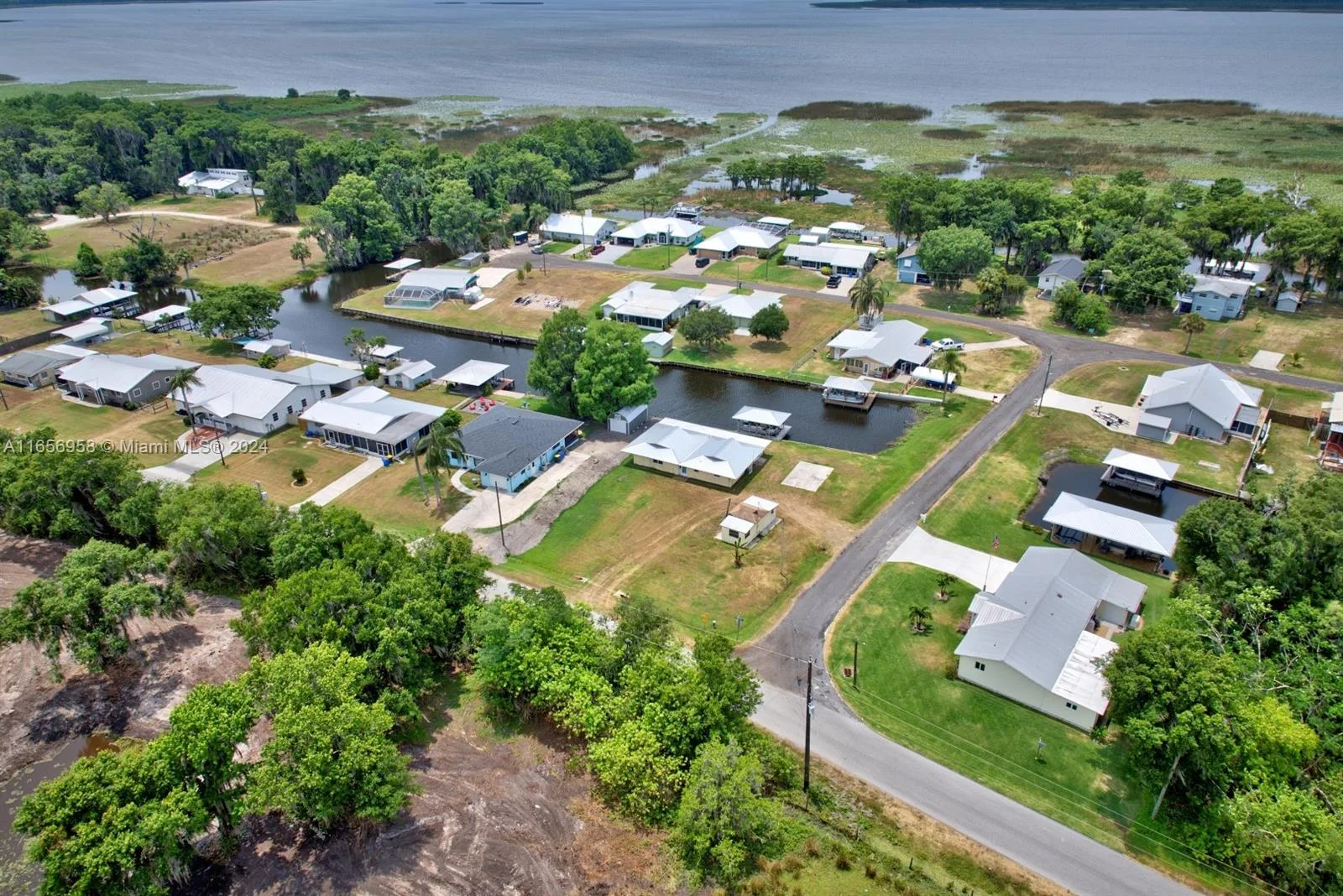 1607 LAKESHORE DR, Lorida, FL 33857 photo 2