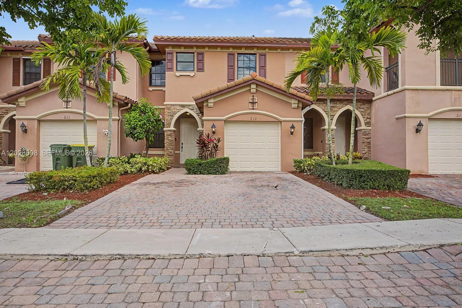 215 SE 37th Pl, Homestead, FL 33033 photo 2