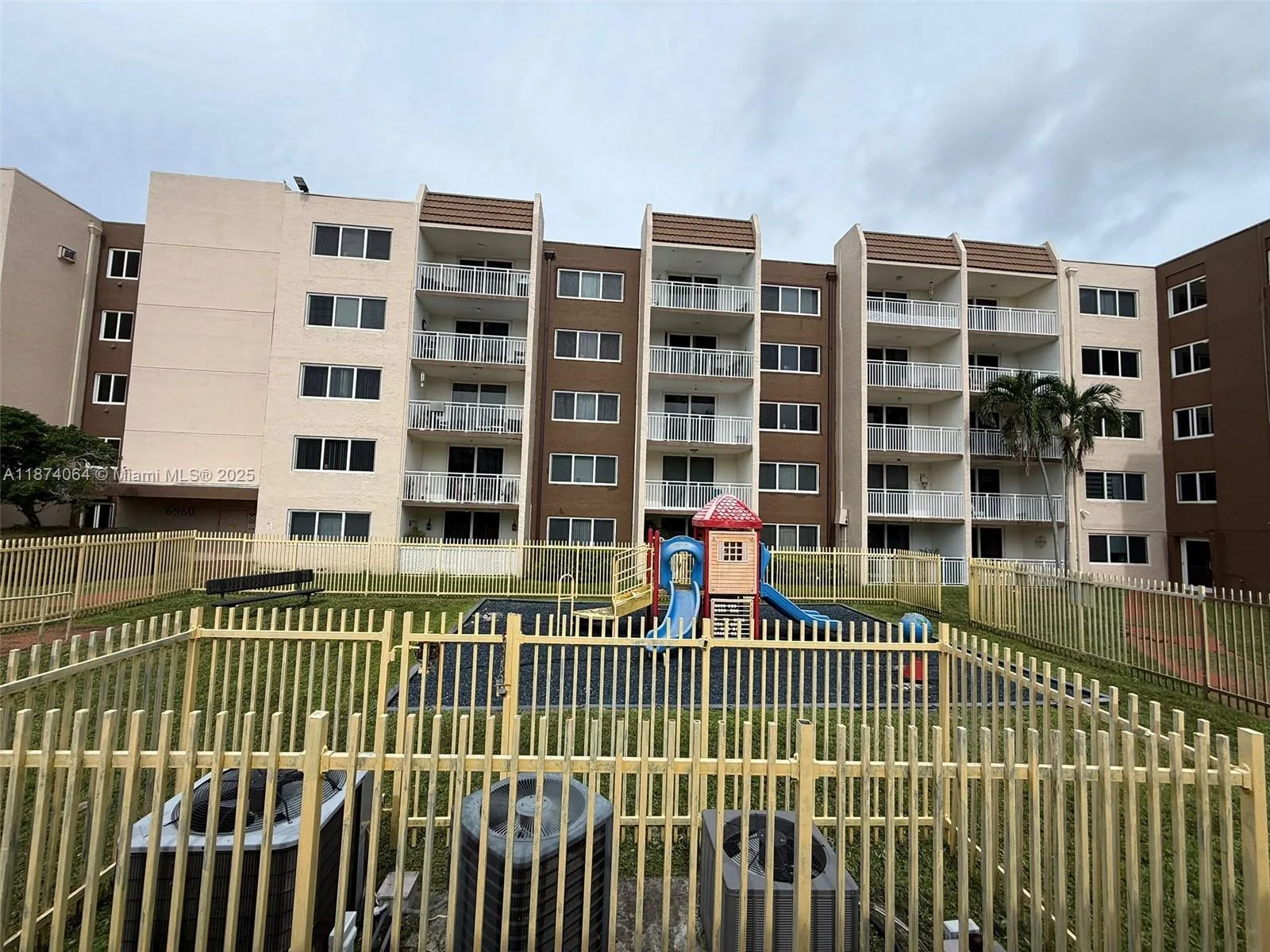 6940 Miami Gardens Dr # 1-122, Hialeah, FL 33015