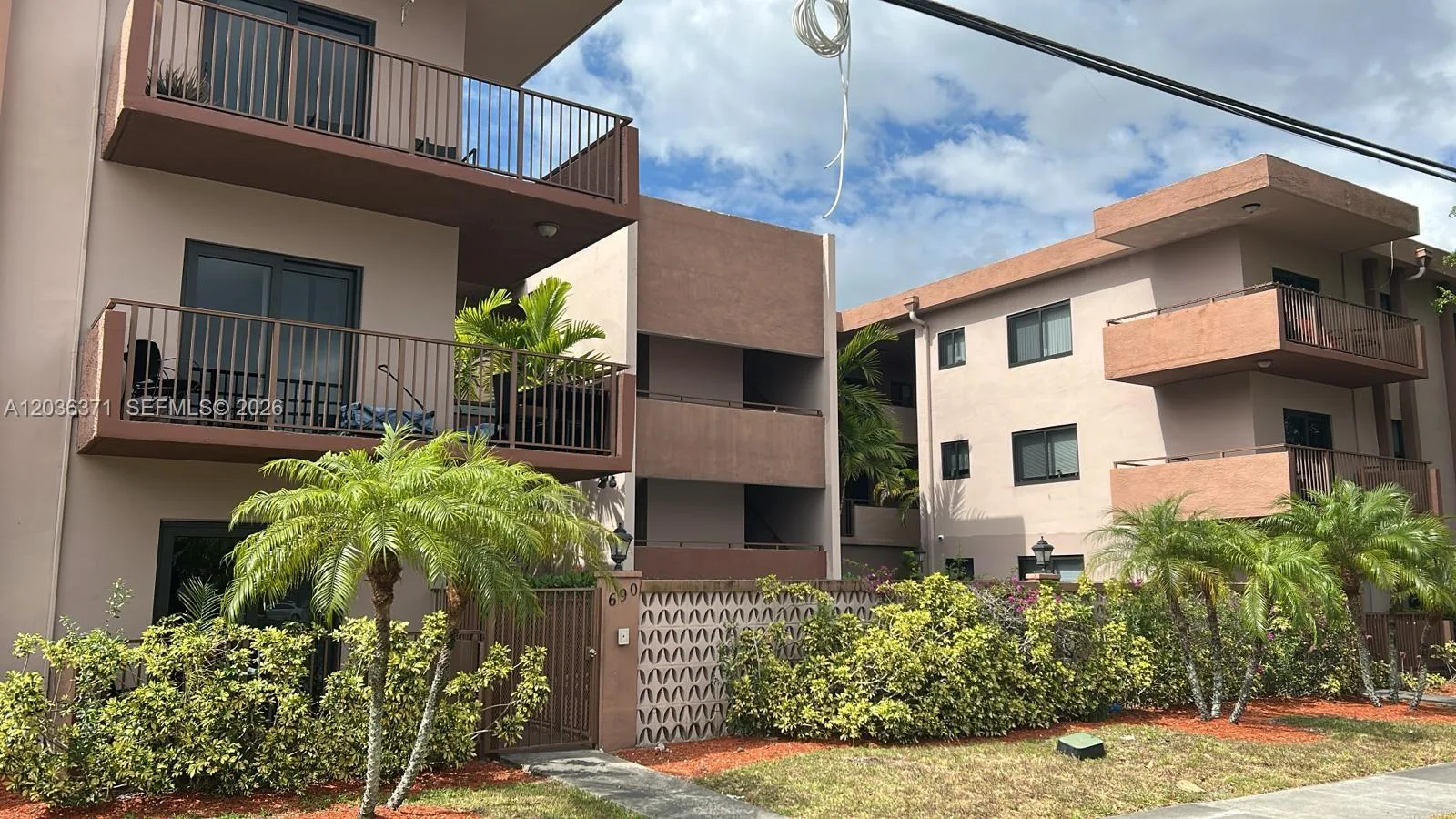 690 NE 123rd St # 207, North Miami, FL 33161