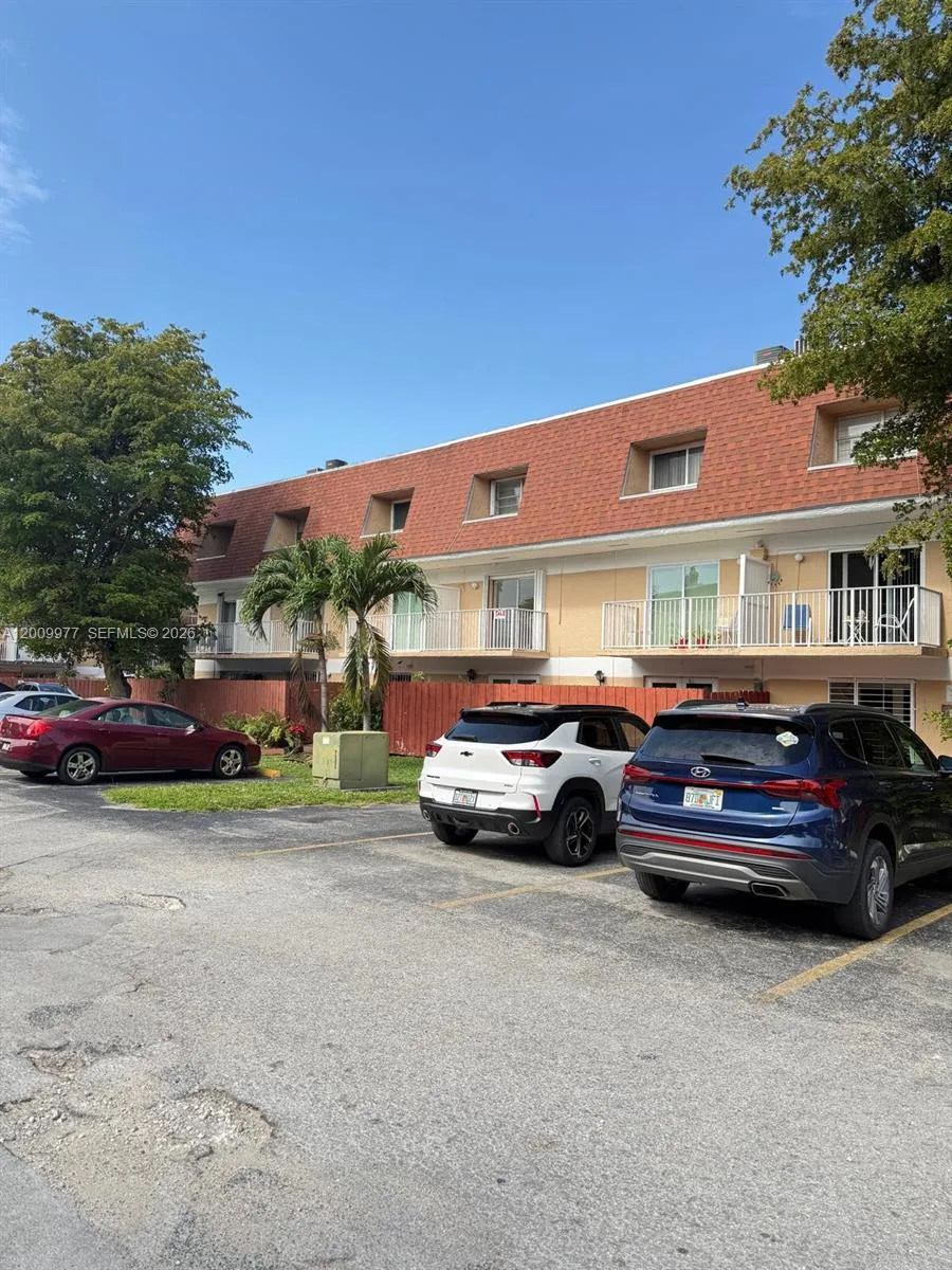 260 NW 107th Ave # 204, Miami, FL 33172