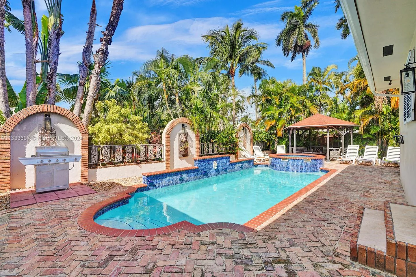 1049 N Southlake Dr, Hollywood, FL 33019 photo 2