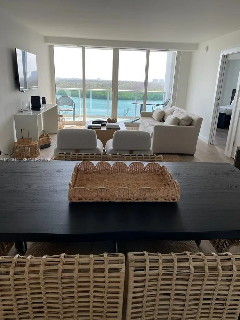 100 Bayview Dr # 1521, Sunny Isles Beach, FL 33160