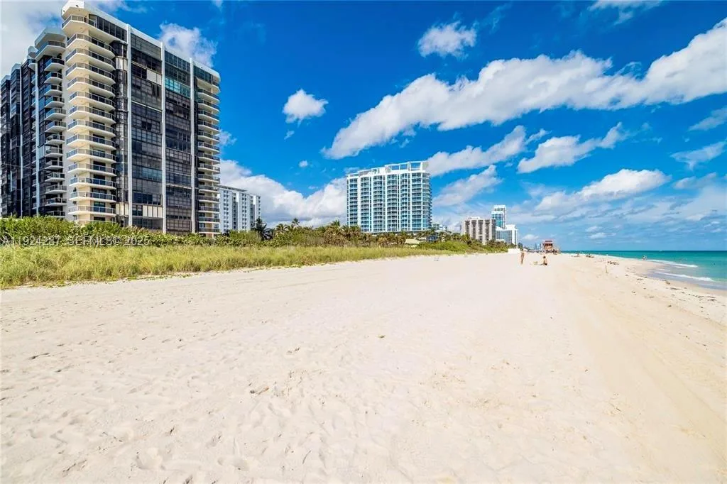 6423 Collins Ave # 207, Miami Beach, FL 33141