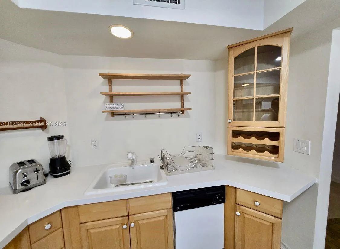 6423 Collins Ave # 207, Miami Beach, FL 33141 photo 5
