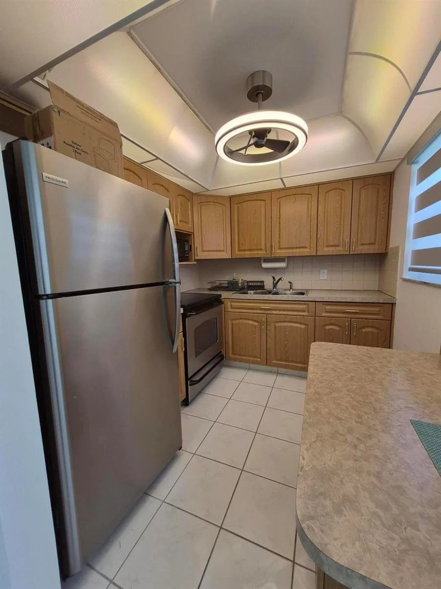 144 Dorchester G, West Palm Beach, FL 33417 photo 2