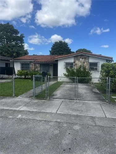8835 SW 27th St, Miami, FL 33165