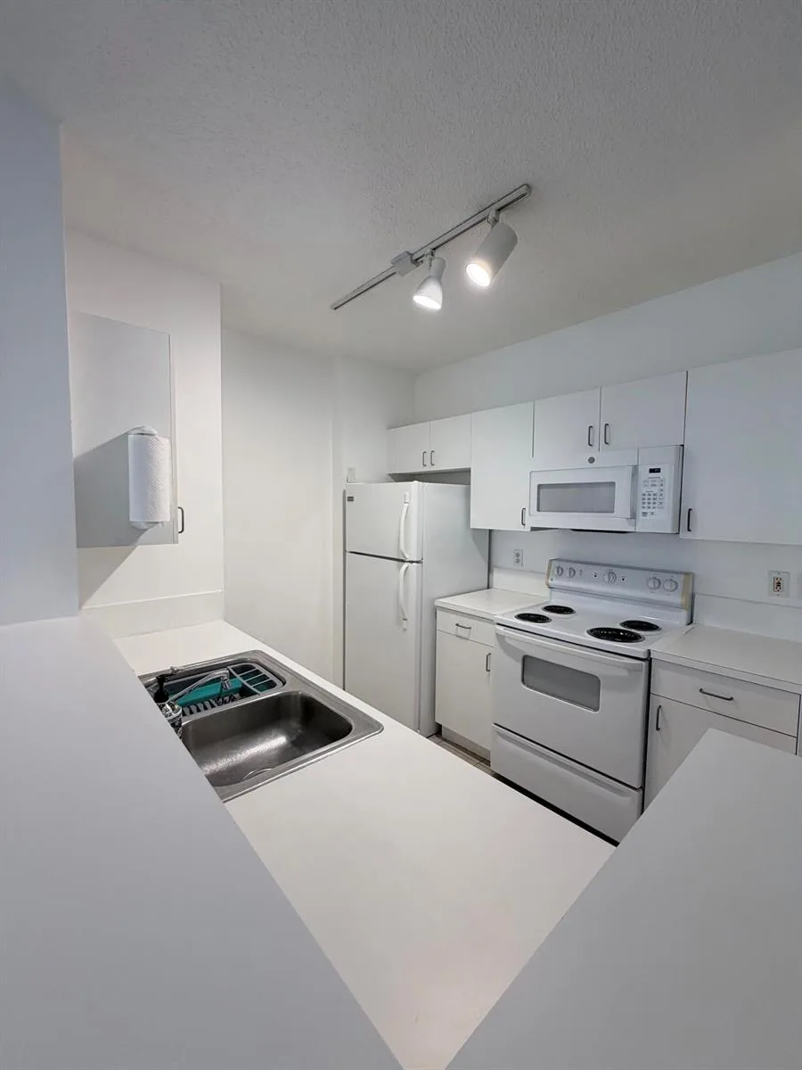 630 S SAPODILLA Avenue # 323, West Palm Beach, FL 33401 photo 3
