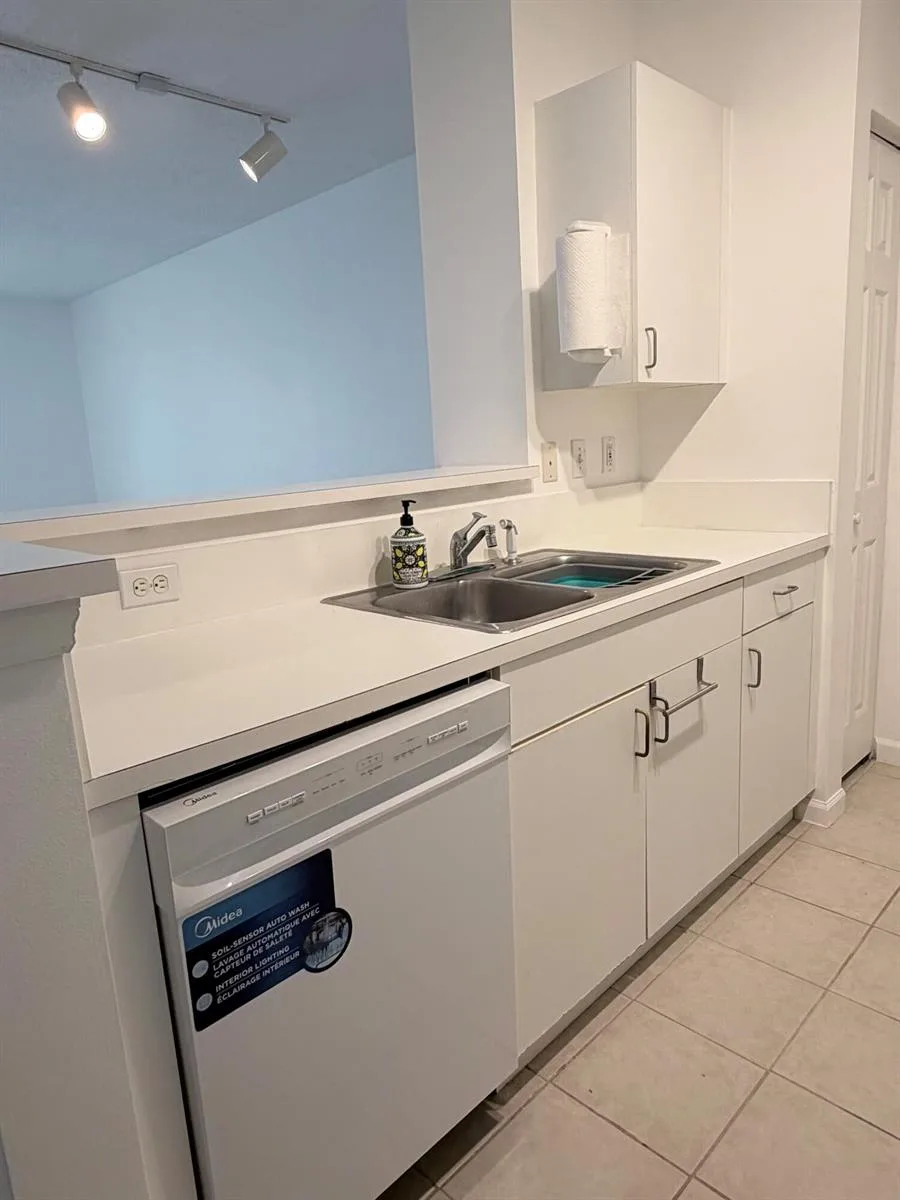 630 S SAPODILLA Avenue # 323, West Palm Beach, FL 33401 photo 5