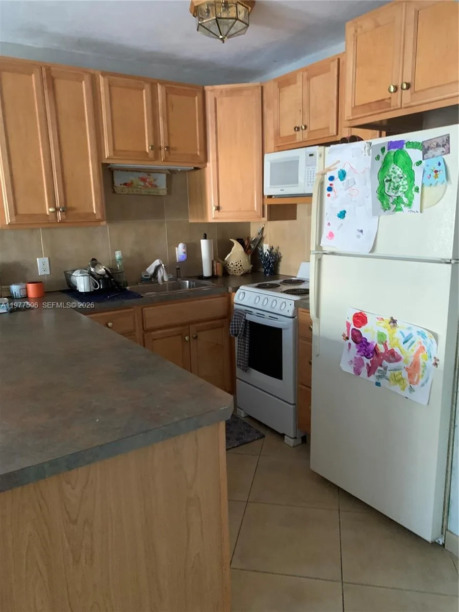 322 Taylor St # 2D, Hollywood, FL 33019 photo 11