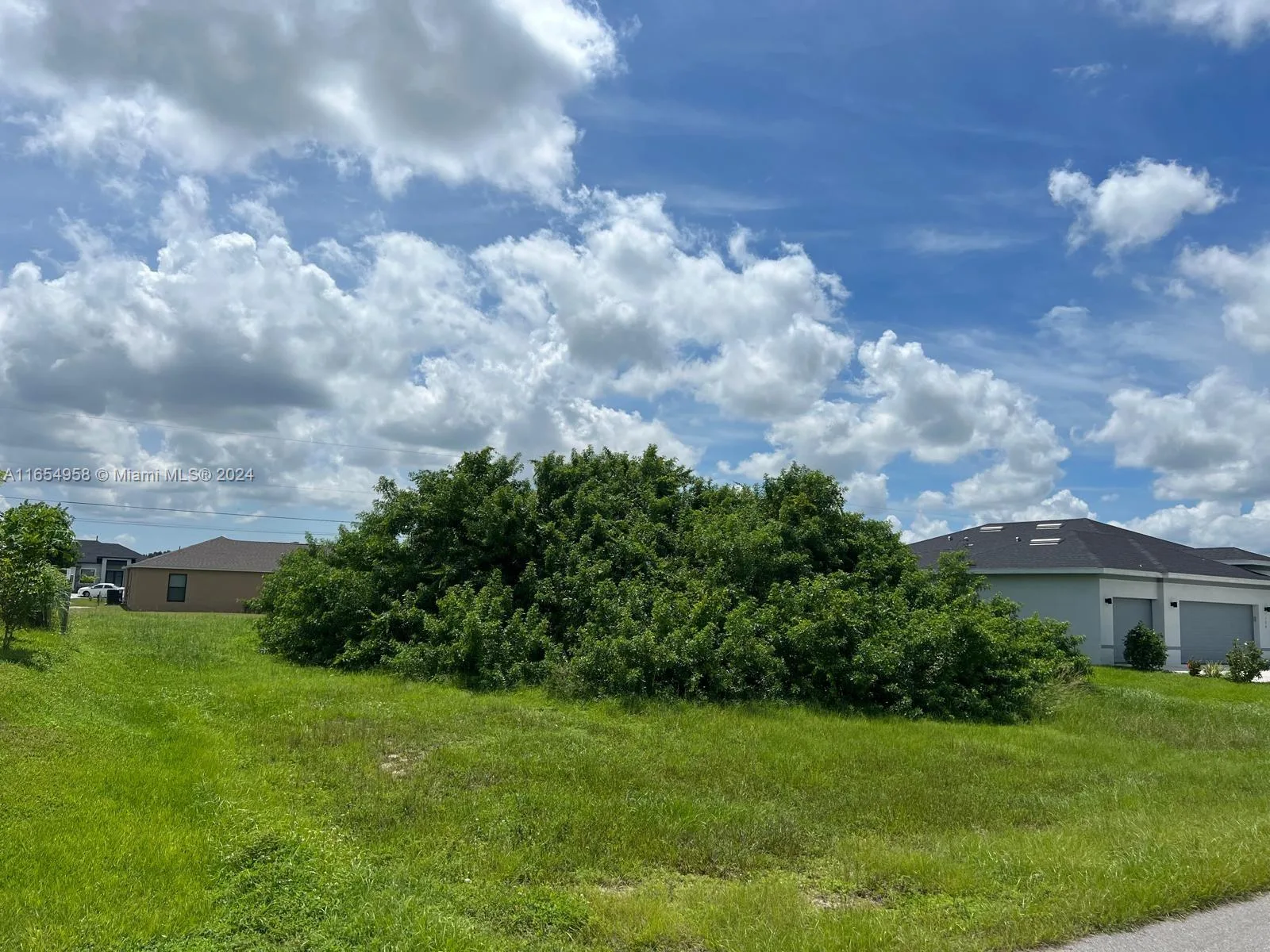 124 NE 8th Ter, Cape Coral, FL 33909