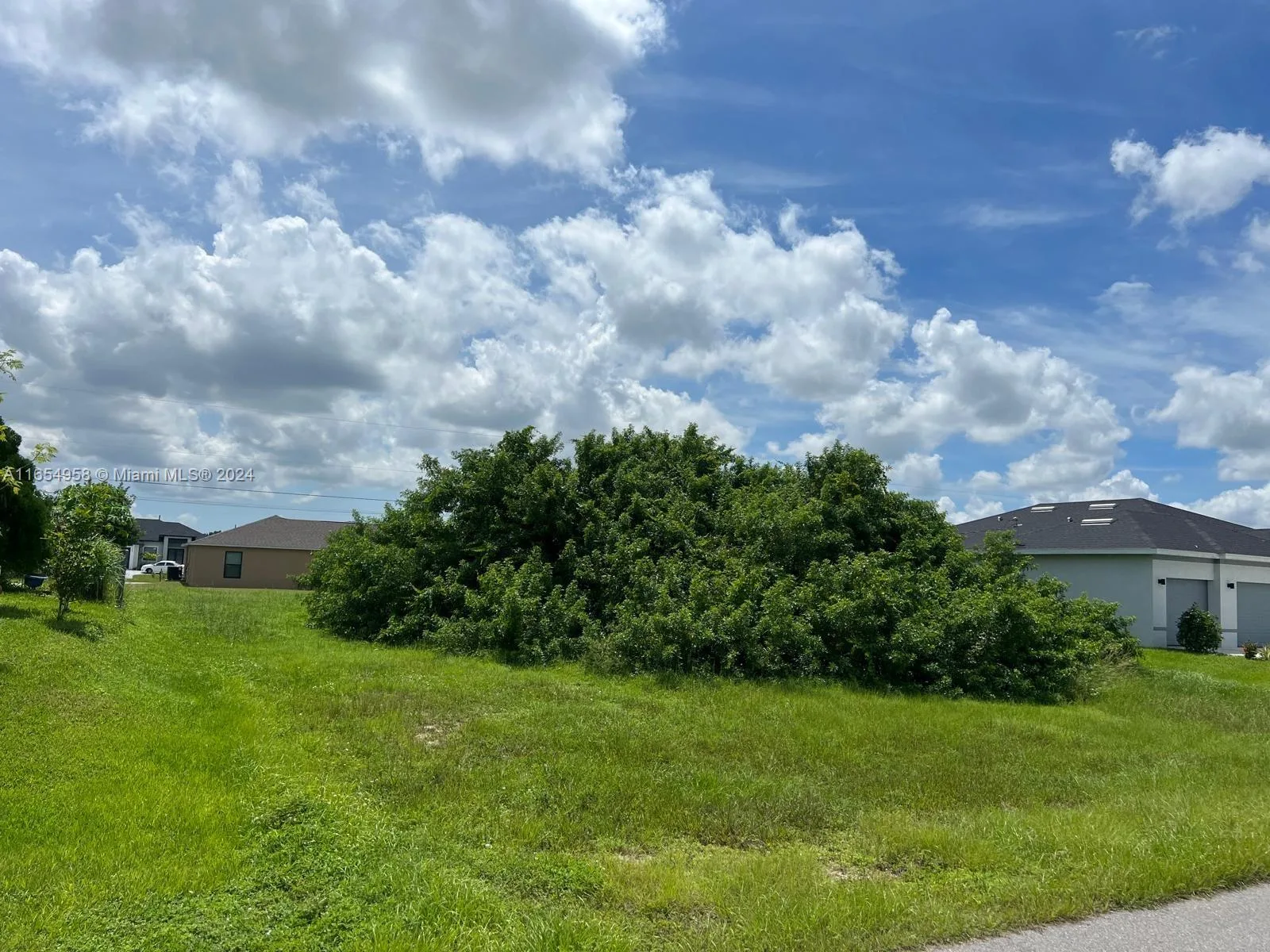 124 NE 8th Ter, Cape Coral, FL 33909 photo 3