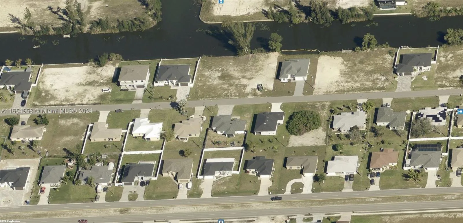 124 NE 8th Ter, Cape Coral, FL 33909 photo 5