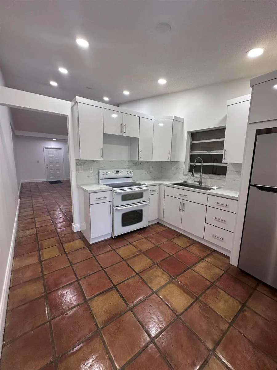 19823 NW 64th Place, Hialeah, FL 33015 photo 3