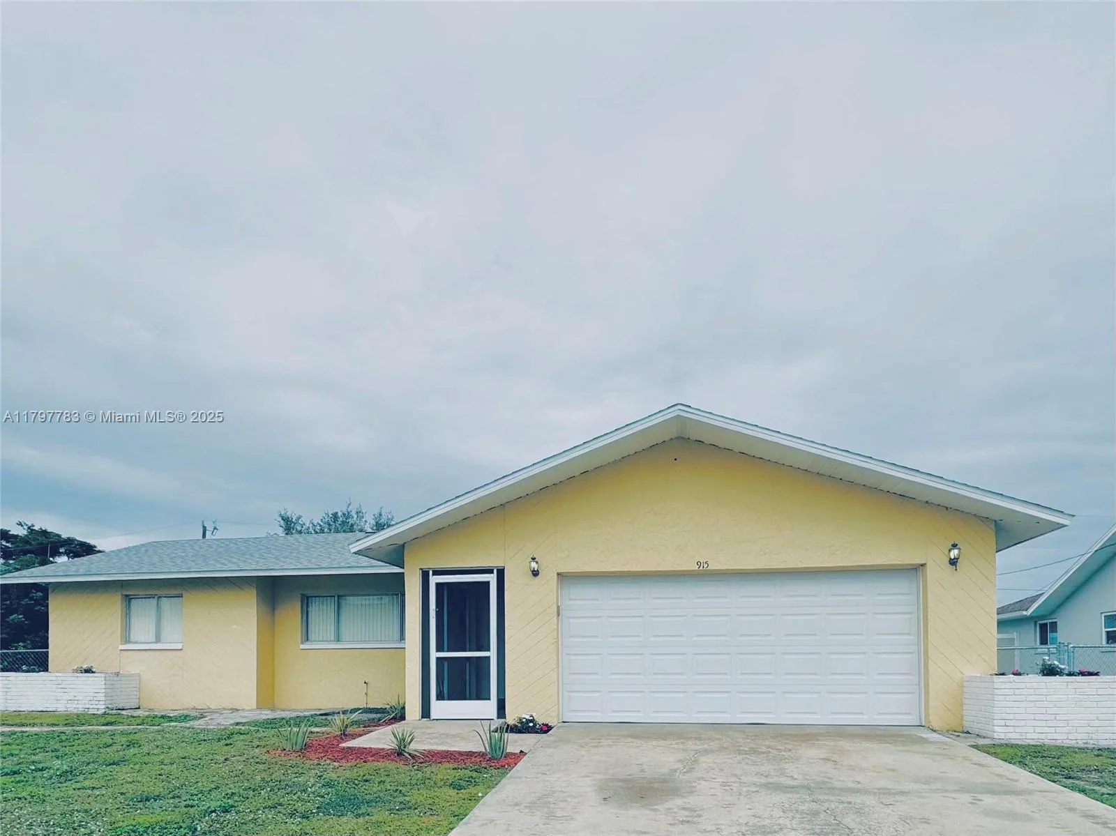 915 SE 20 Street, Cape Coral, FL 33990 photo 2