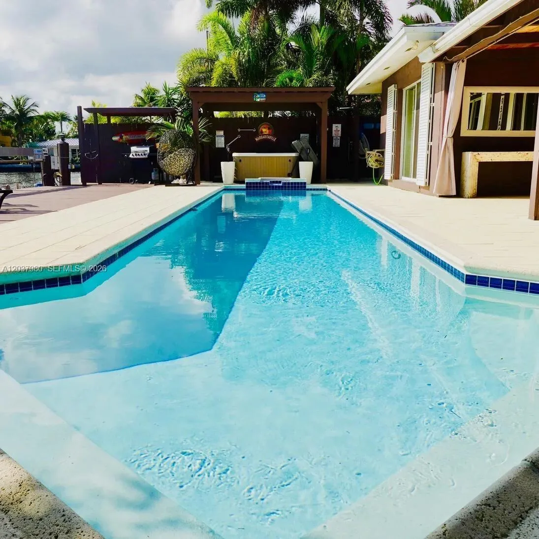 2100 NE 24th St, Wilton Manors, FL 33305 photo 9