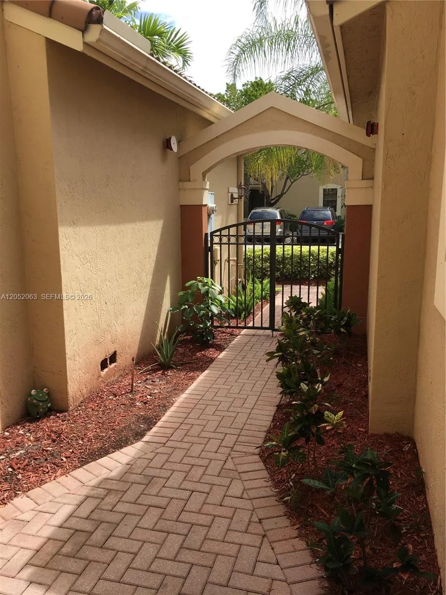 4258 Vineyard Cir, Weston, FL 33332 photo 2