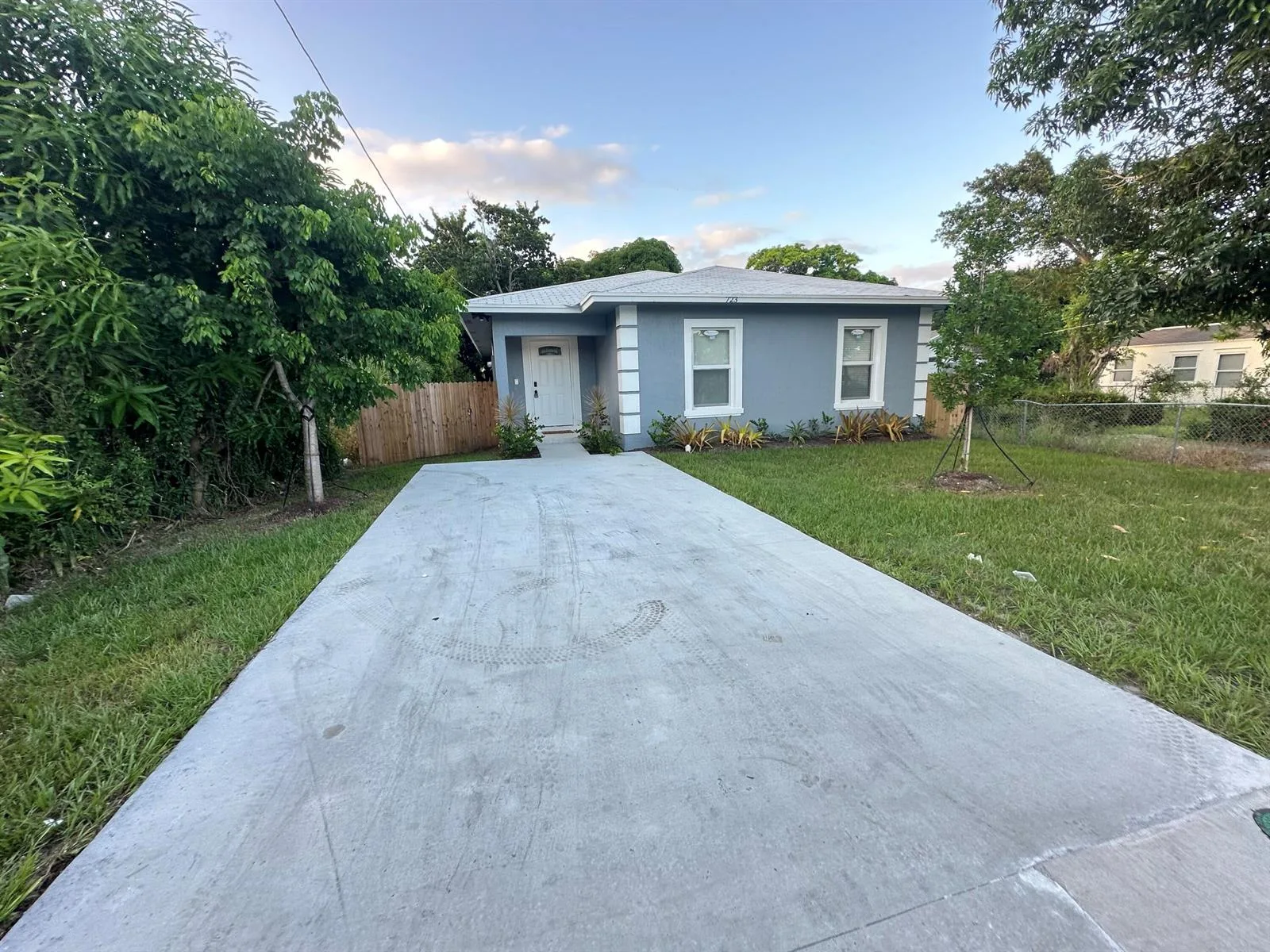 723 20TH Street, West Palm Beach, FL 33407 photo 2