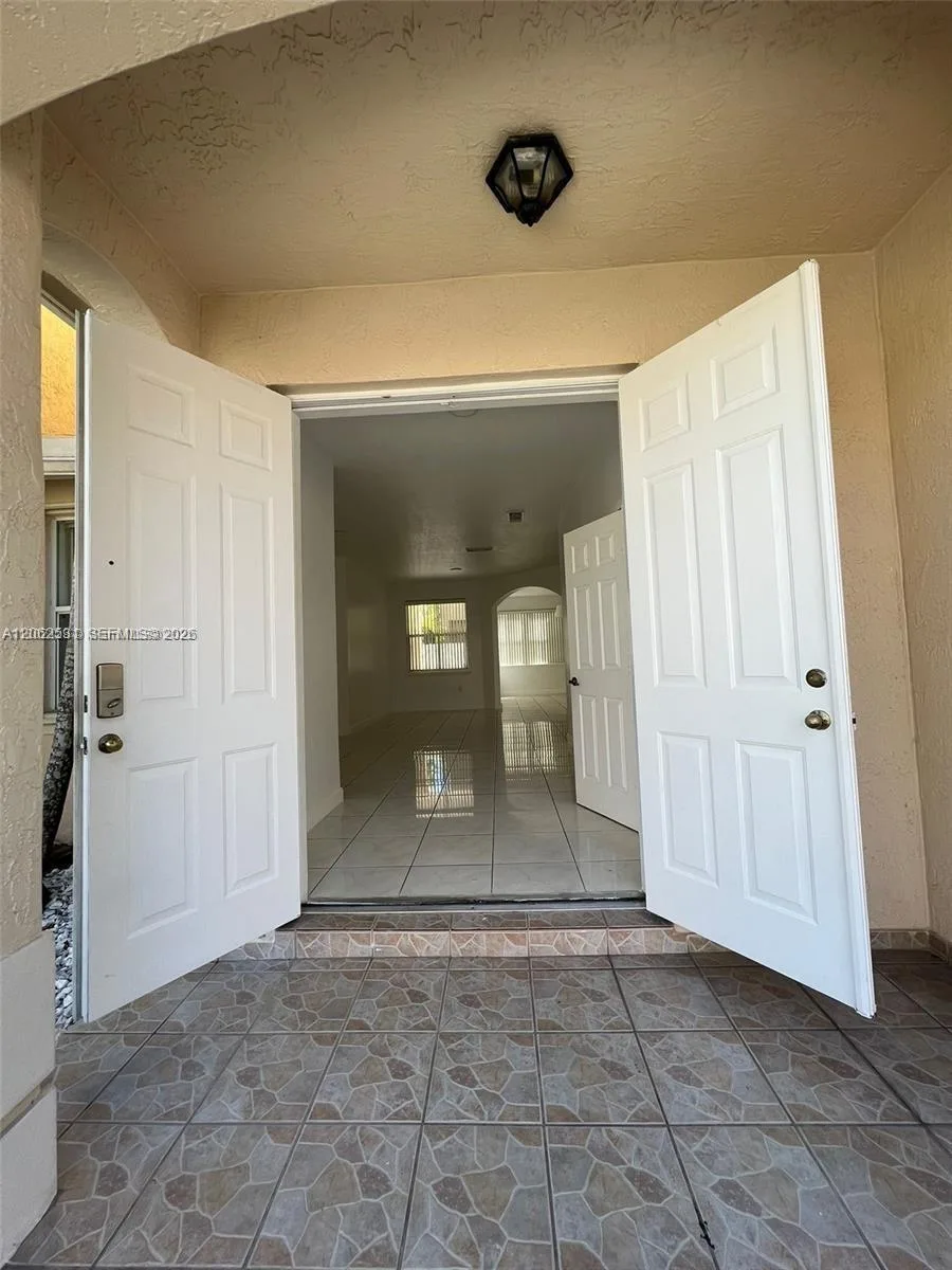 4847 NW 108th Ct, Doral, FL 33178 photo 2