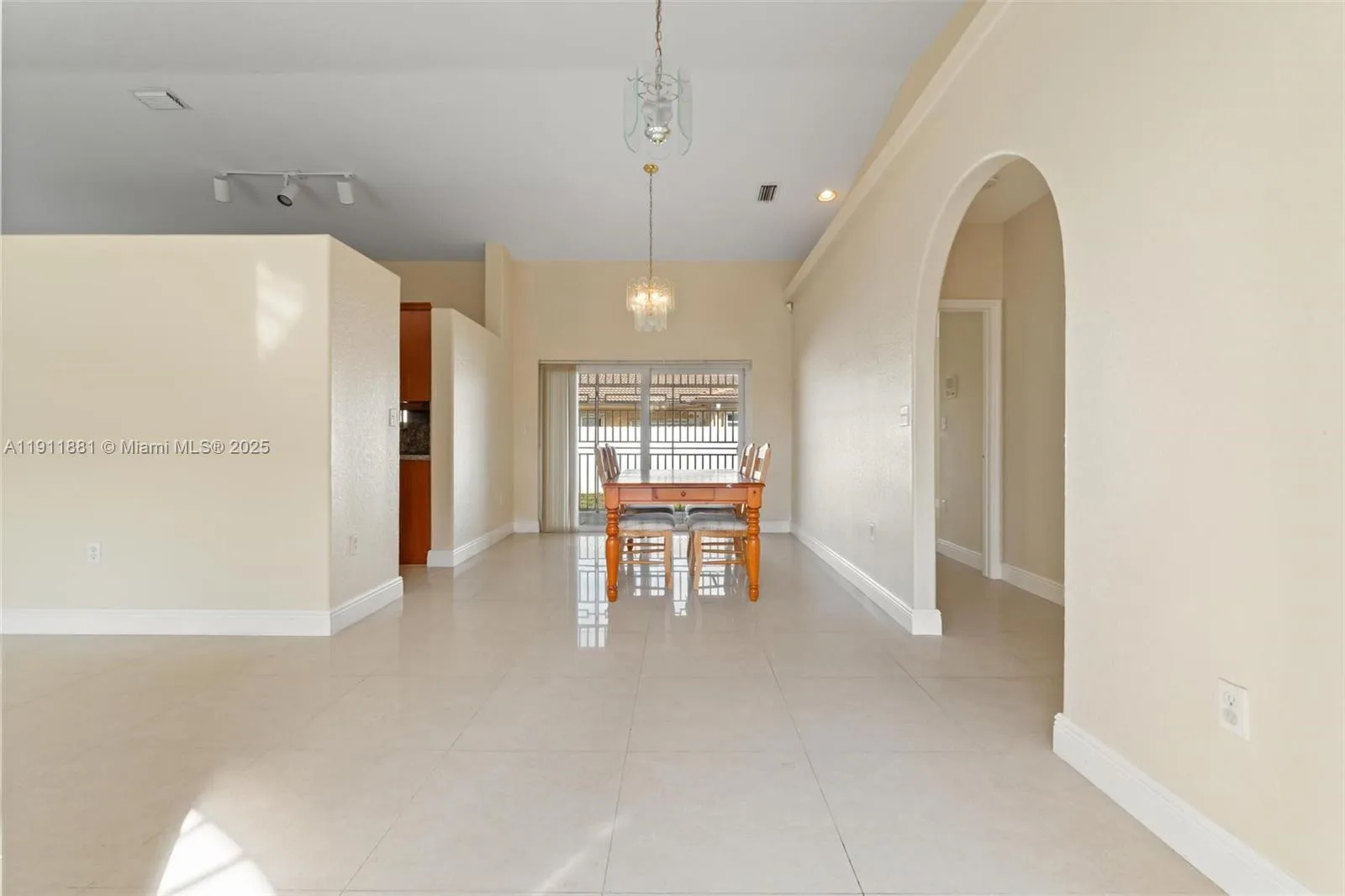 8761 NW 142nd St, Miami Lakes, FL 33018 photo 4