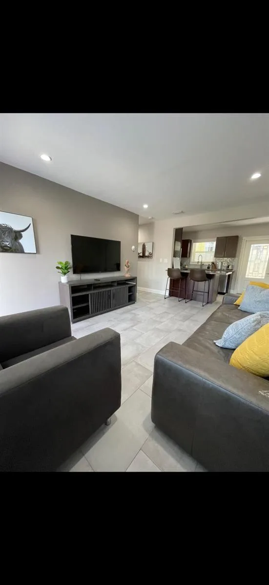 400 SW 12th # 1-2, Fort Lauderdale, FL 33315