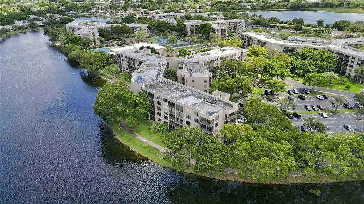1100 COLONY POINT Circle # 121, Pembroke Pines, FL 33026