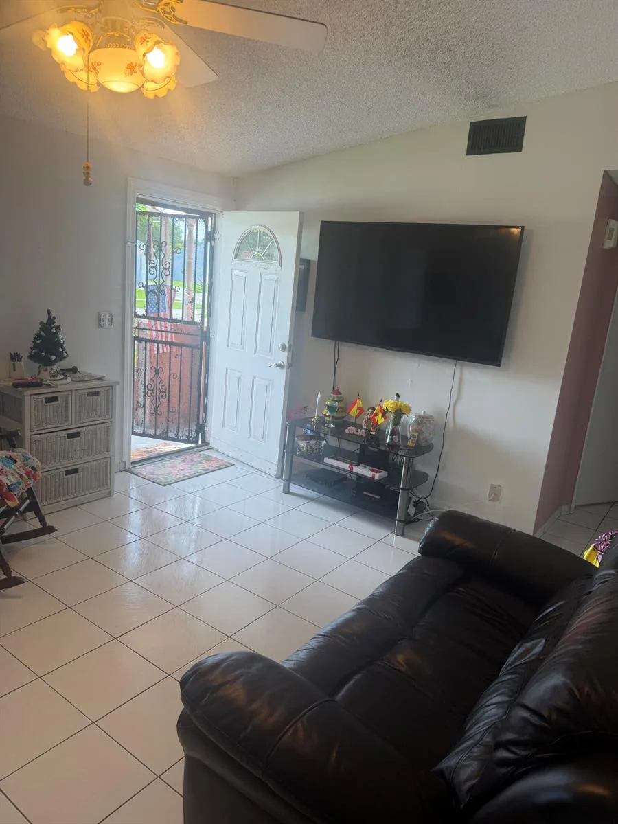 1304 Donwoods Lane, Royal Palm Beach, FL 33411 — zdjęcie 2