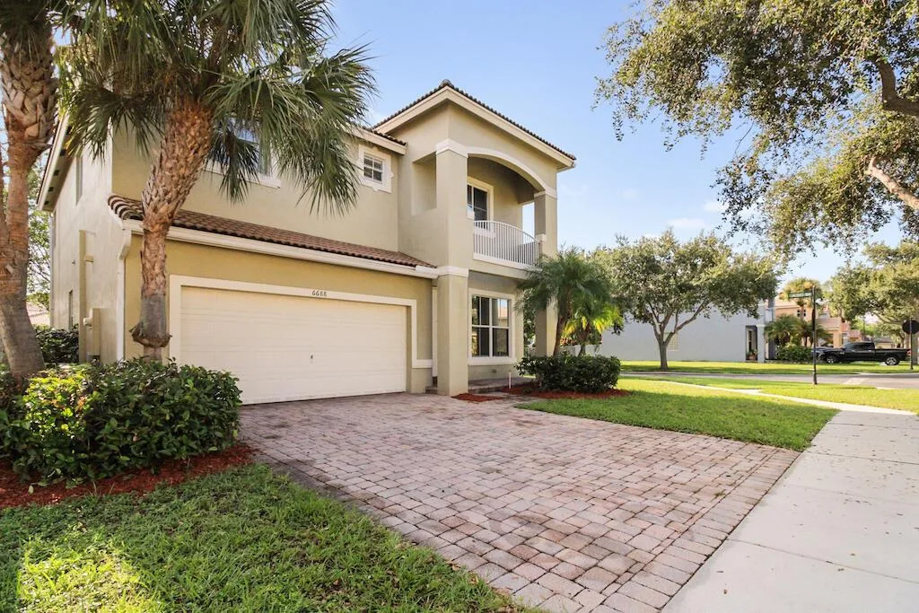 6688 Lurais Drive, Lake Worth, FL 33463 photo 2