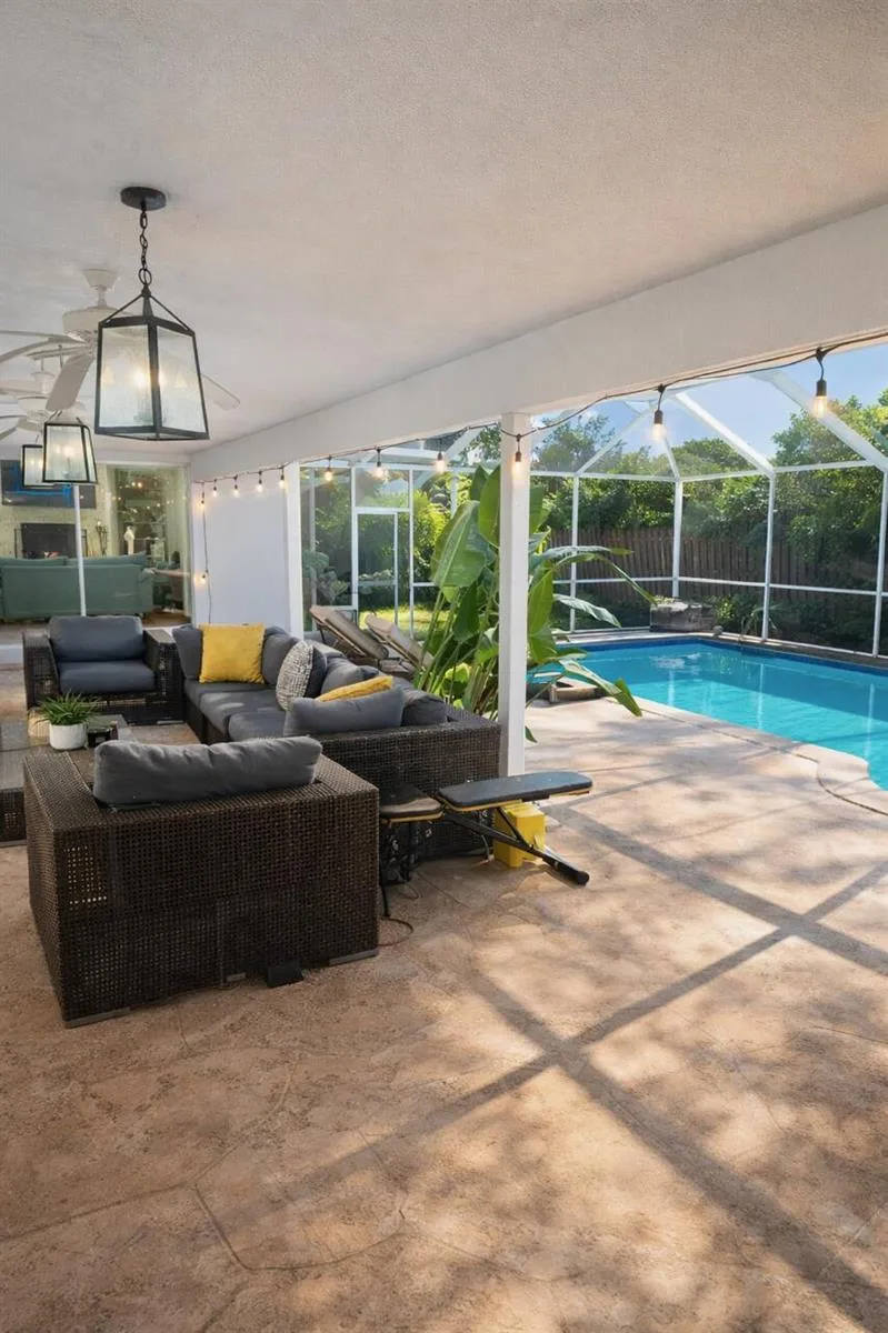 560 S LAKE DASHA Drive, Plantation, FL 33324 photo 2