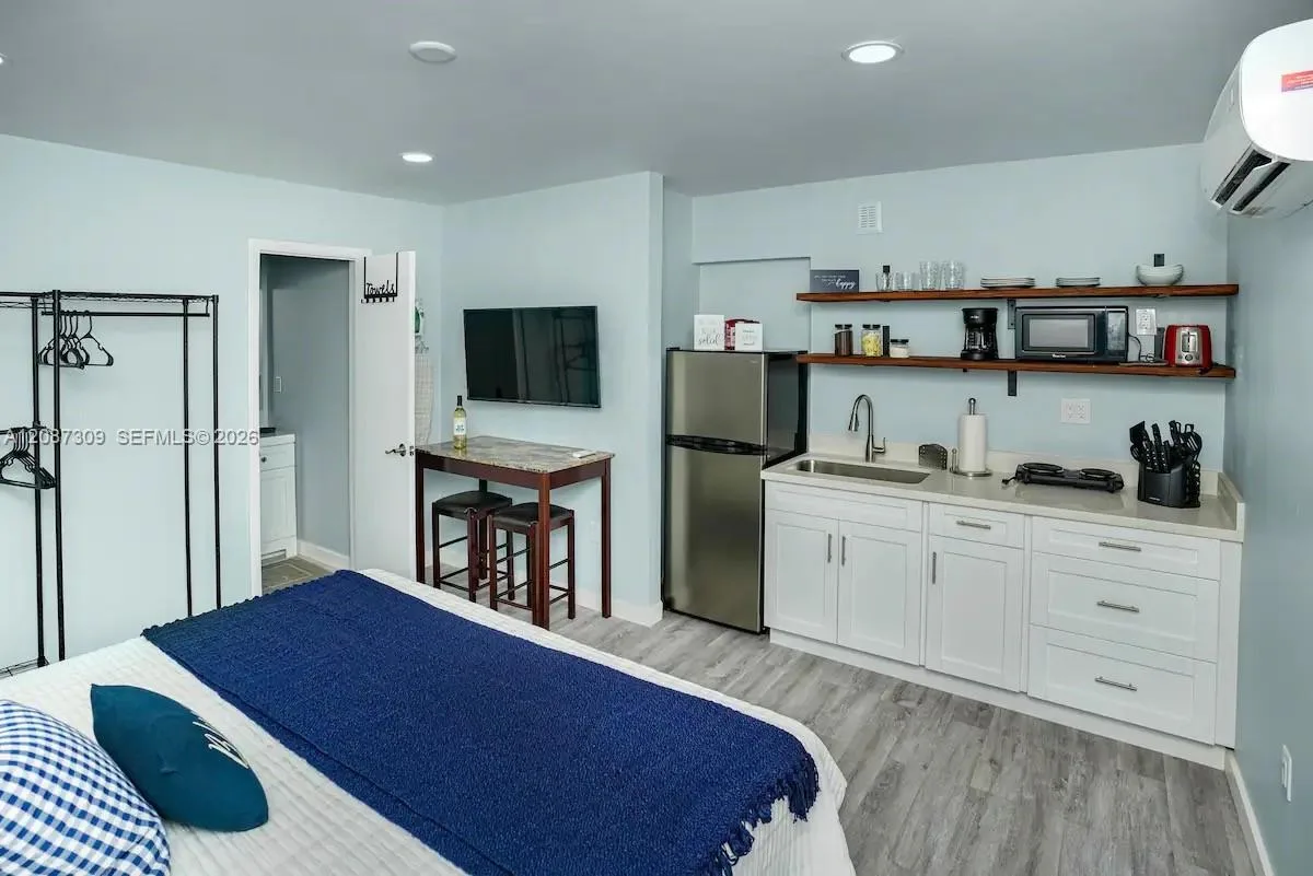 1647 NW 29th Ave # 4, Miami, FL 33125