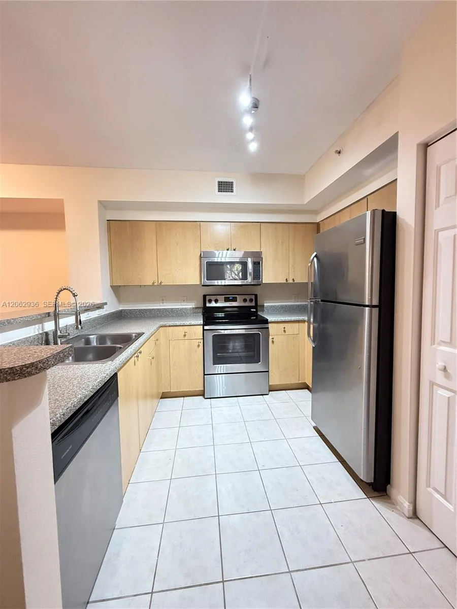 7940 N Nob Hill Rd # 204, Tamarac, FL 33321