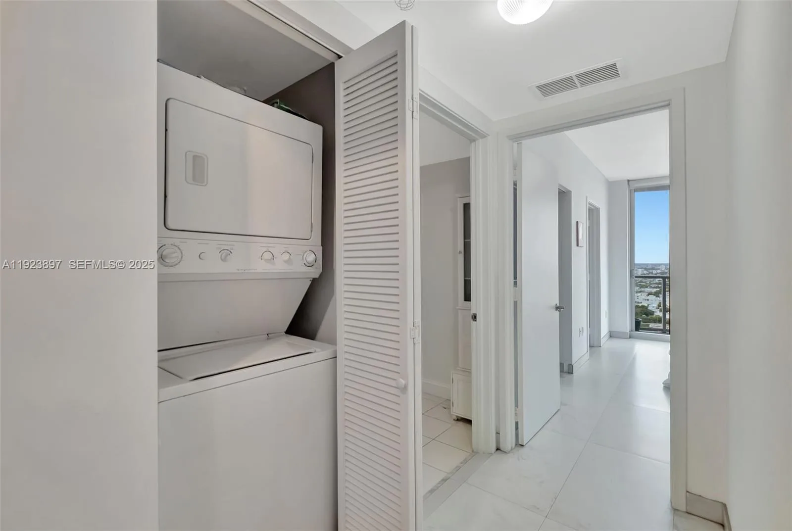 185 SW 7th St # 1612, Miami, FL 33130 photo 5