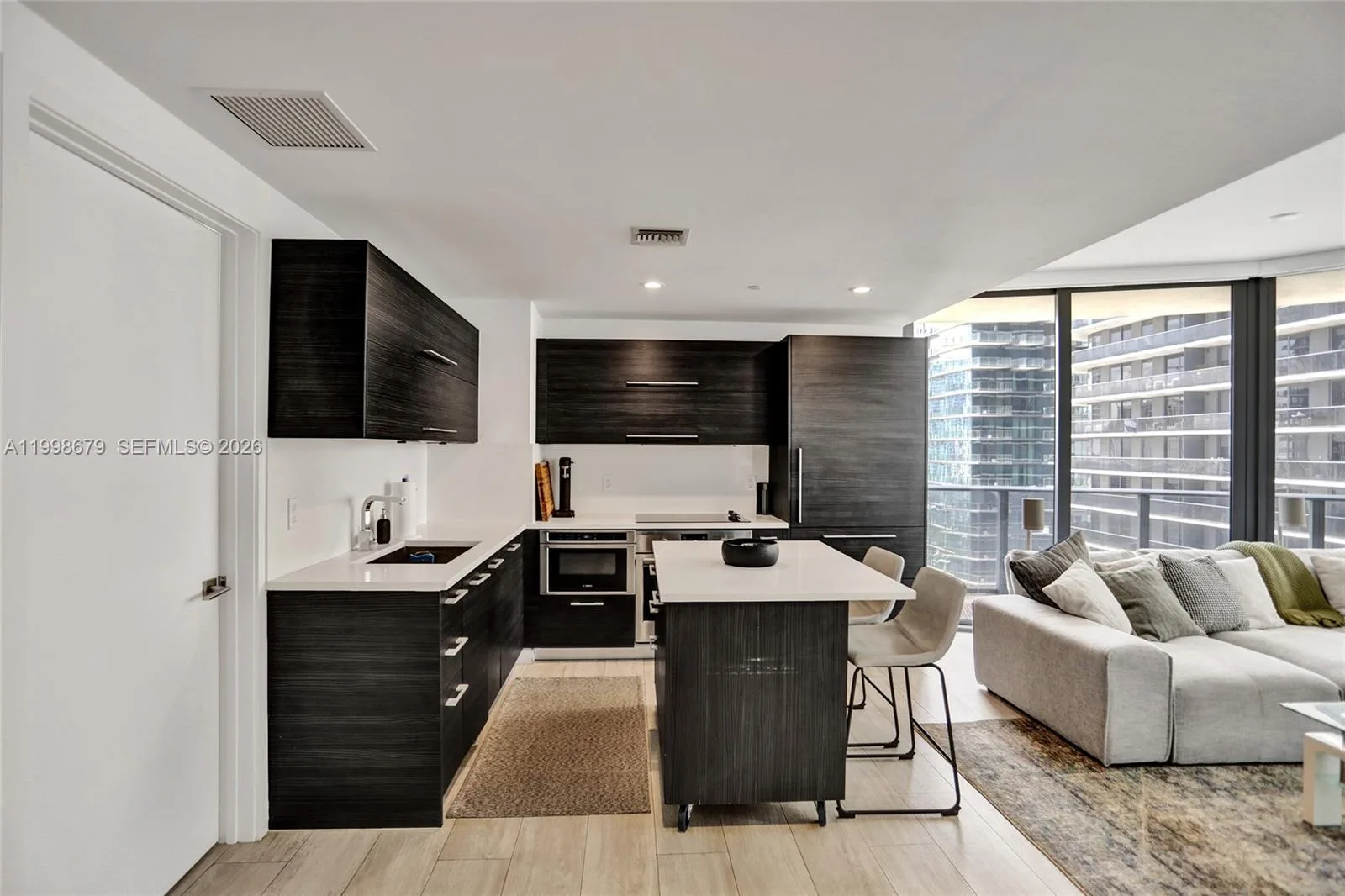 45 SW 9th St # 2001, Miami, FL 33130 photo 4