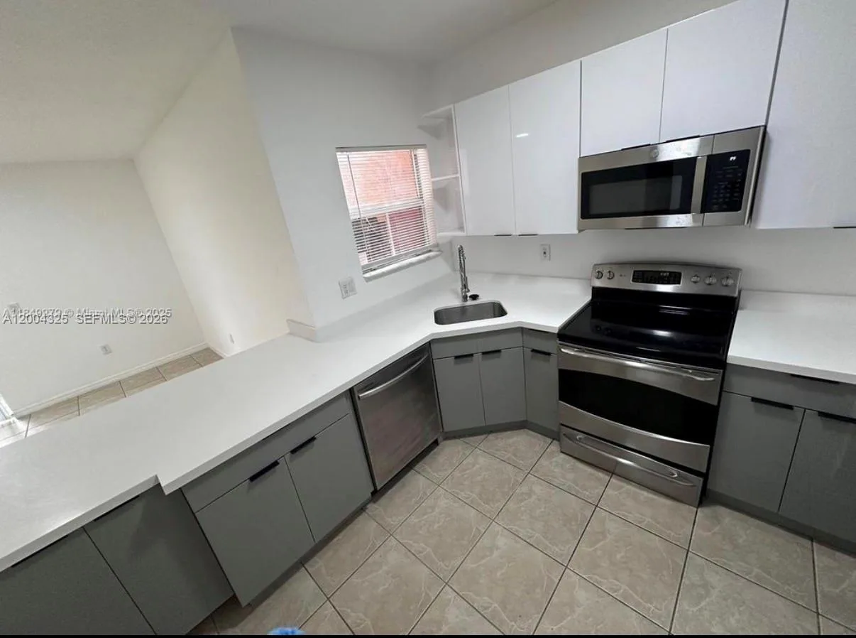 941 SW 6TH PL, Florida City, FL 33034 photo 3