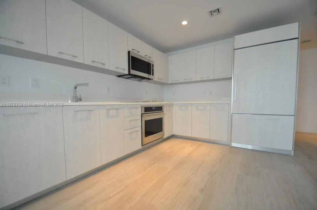 55 SW 9th St # 2810, Miami, FL 33130 photo 12