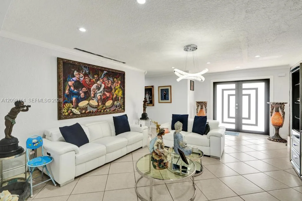 2711 SW 117th Ct, Miami, FL 33175 photo 2