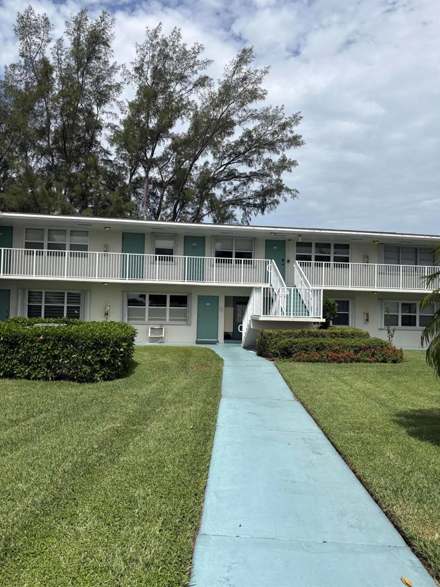240 HORIZONS W # 208, Boynton Beach, FL 33435