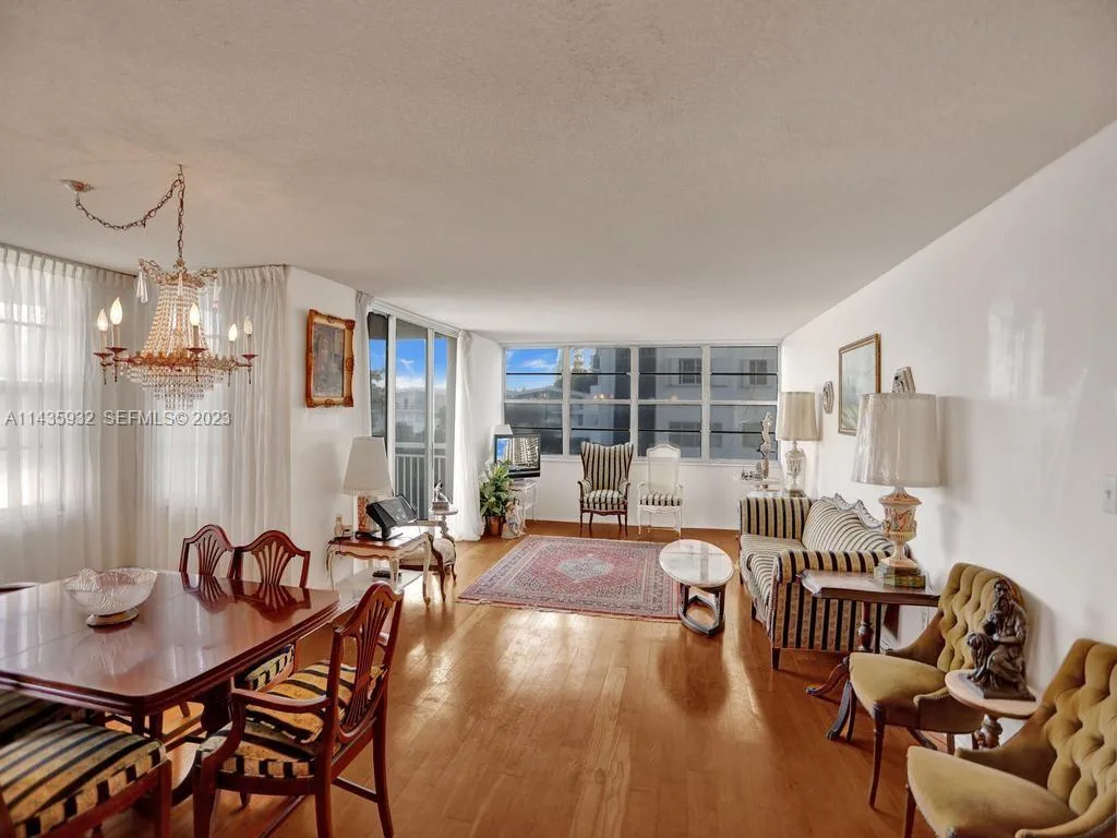 18051 Biscayne Blvd # 304, Aventura, FL 33160