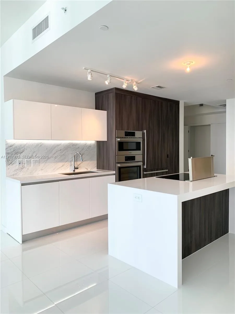 851 NE 1st Ave # 3905, Miami, FL 33132 photo 10