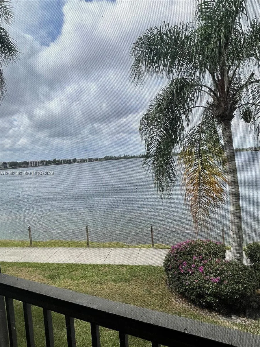 110 Lake Emerald # 203, Oakland Park, FL 33309