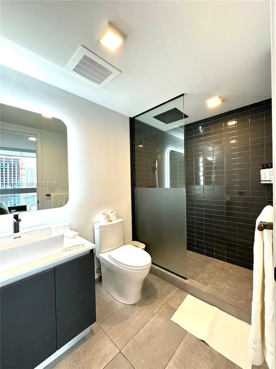 227 NE 2nd St # 2306, Miami, FL 33132 photo 11