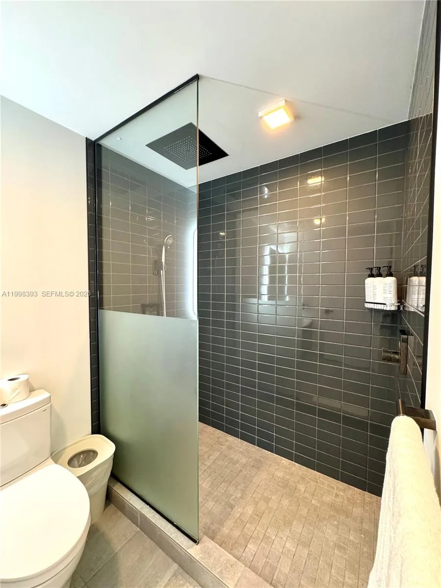 227 NE 2nd St # 2306, Miami, FL 33132 photo 12
