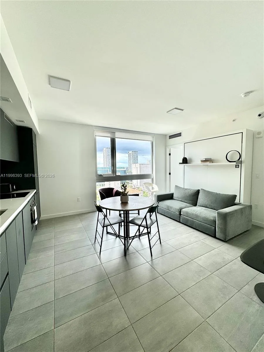 227 NE 2nd St # 2306, Miami, FL 33132 photo 2