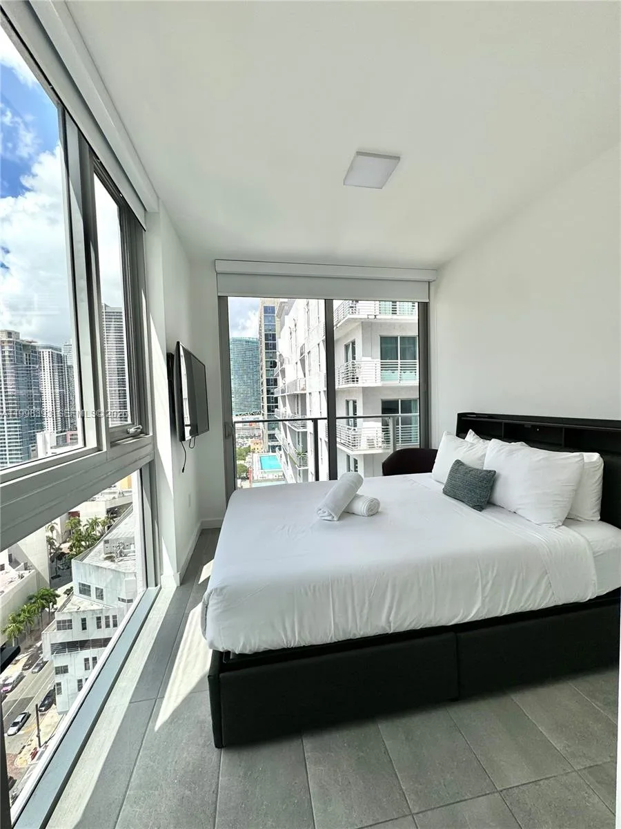 227 NE 2nd St # 2306, Miami, FL 33132 photo 6