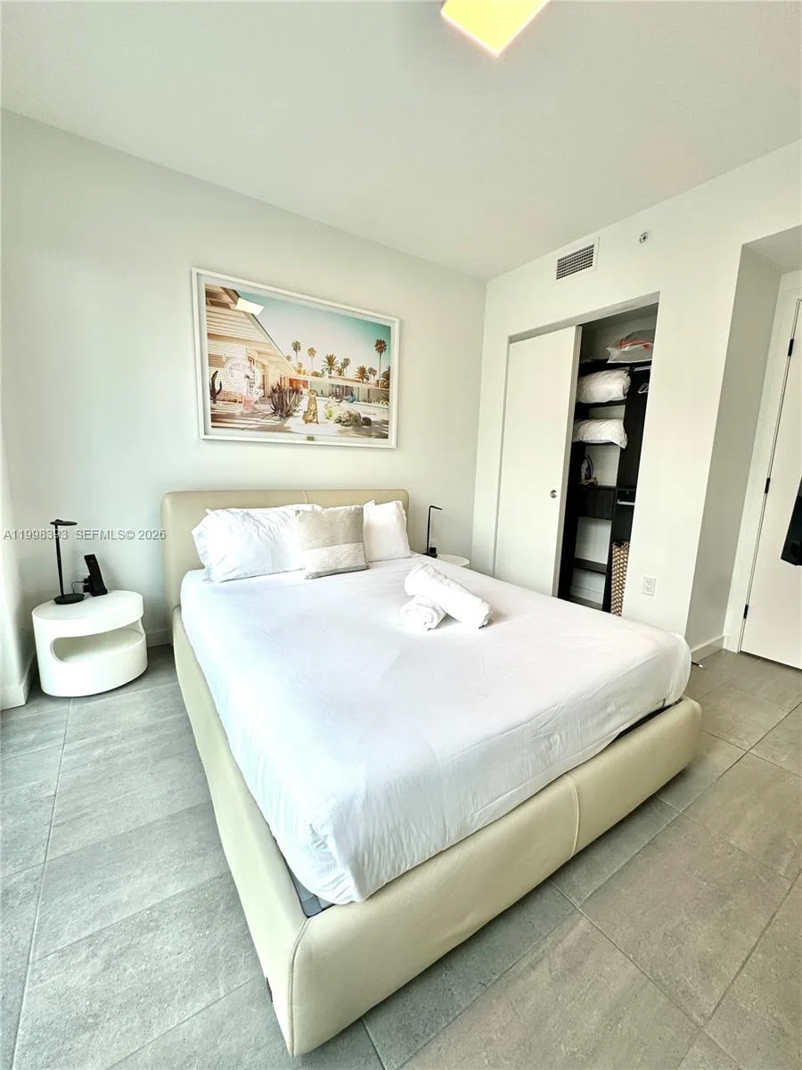 227 NE 2nd St # 2306, Miami, FL 33132 photo 7