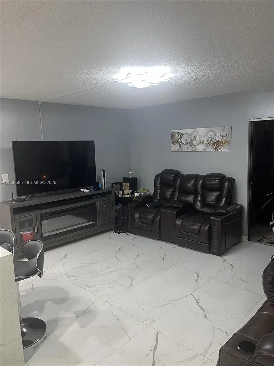 819 NE 199th St # 6-101, Miami, FL 33179 photo 4