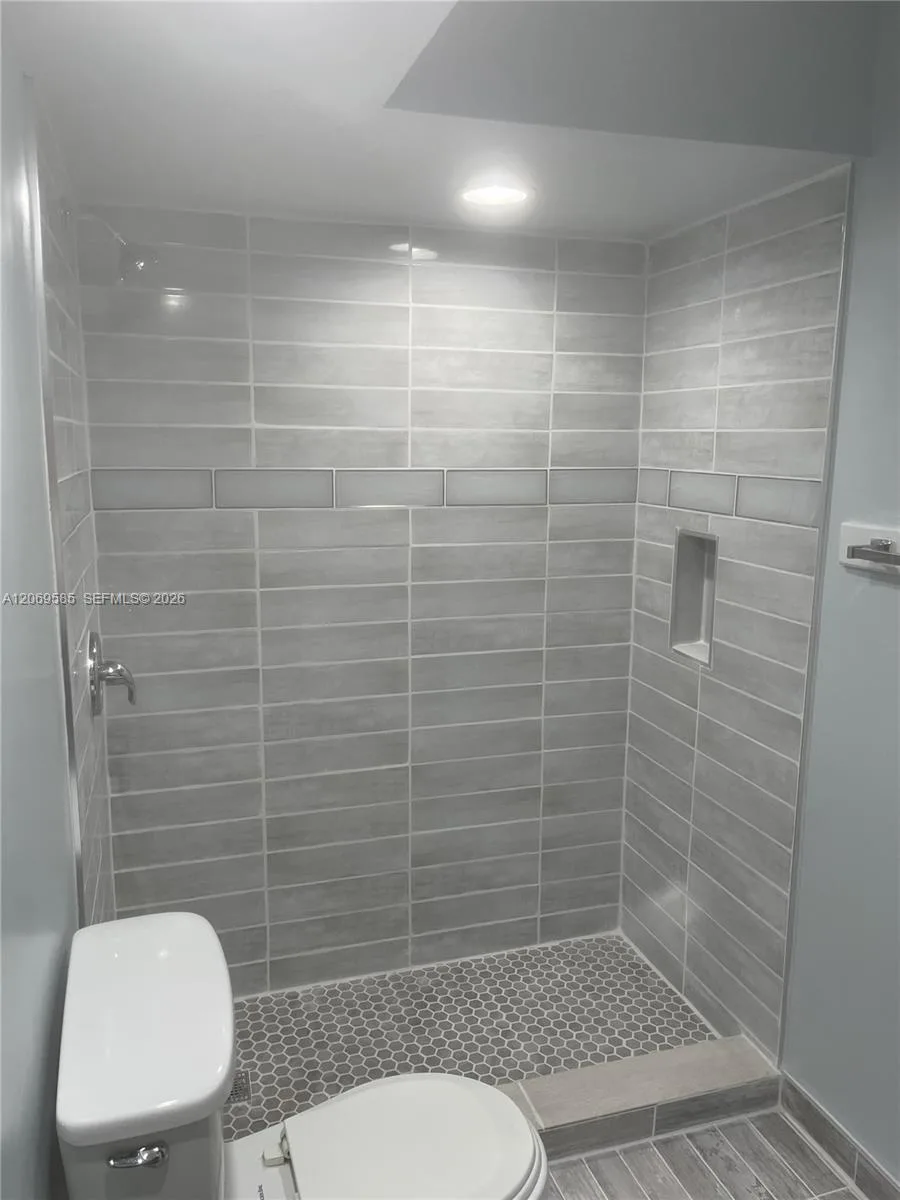 819 NE 199th St # 6-101, Miami, FL 33179 photo 7