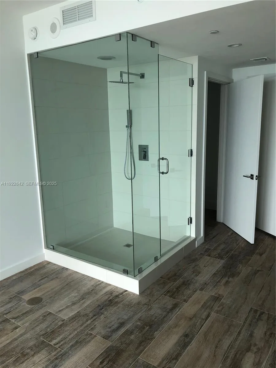 650 NE 32nd St # 2006, Miami, FL 33137 photo 6