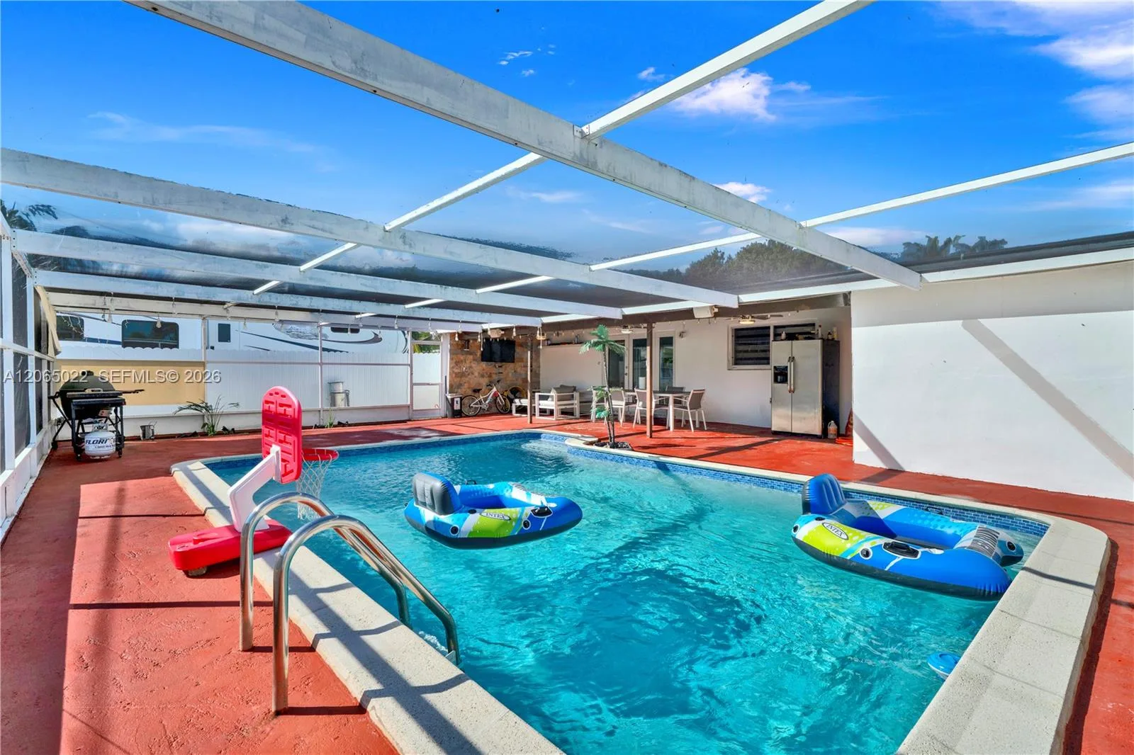 10100 Nicaragua Dr, Cutler Bay, FL 33189